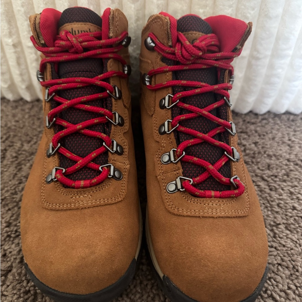 Columbia Newton Ridge waterproof Hiking Boots size 8. New in box